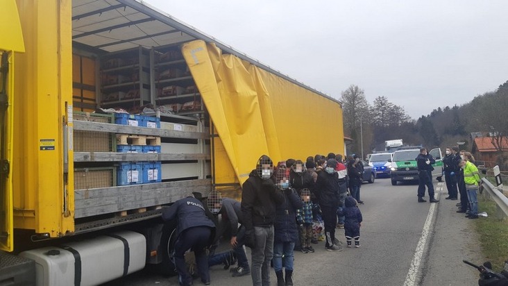 Bundespolizeidirektion München: 27 Personen auf der Ladefläche eines LKW - Großschleusung aufgedeckt