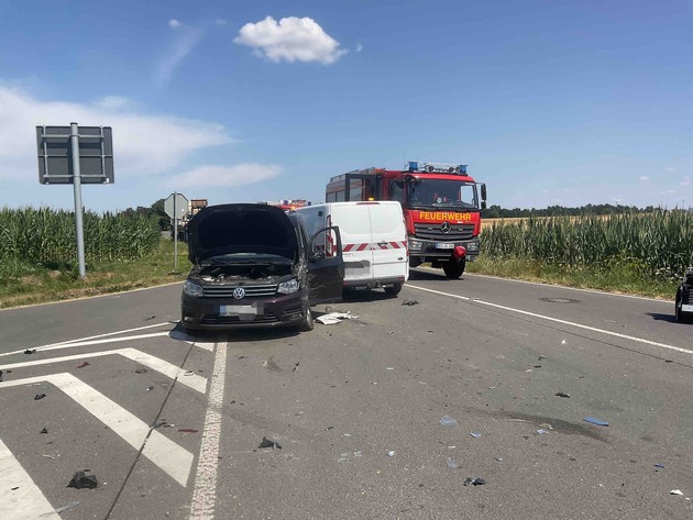 FW Alpen: Verkehrsunfall mit drei beteiligten Fahrzeugen - Hausfassade besch&auml;digt