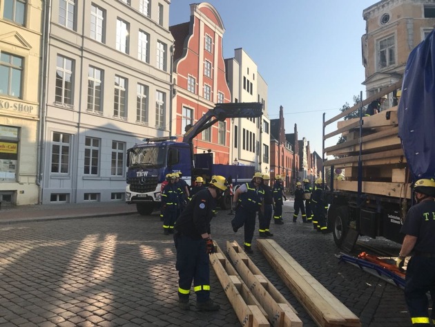 THW-HH MV SH: Abstützeinsatz nach Brand in Wismarer Altstatdt