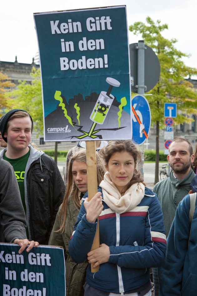 Protest mit &quot;Giftspritze&quot; gegen Fracking / 162.000 Unterschriften für Fracking-Verbot / &quot;Wer fracken will, wird an der Wahlurne abgestraft&quot; (BILD)