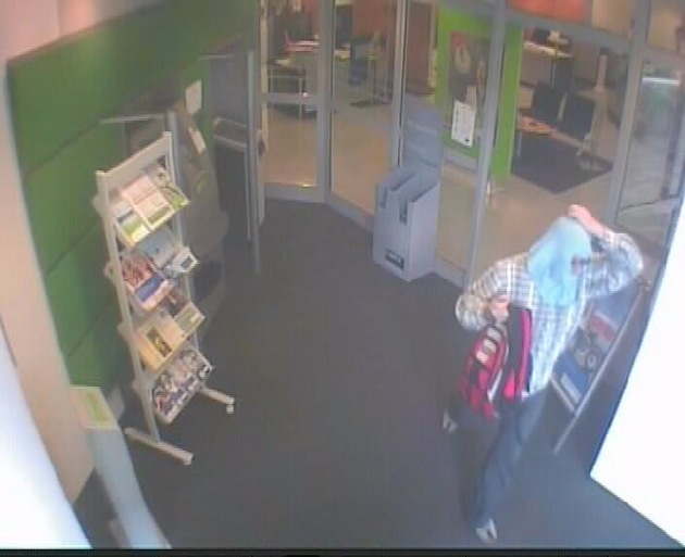 POL-D: Bankraub in Friedrichstadt -  Polizei fahndet mit Fotos aus der Videoüberwachung - Bank lobt 3.000 Euro Belohnung aus
