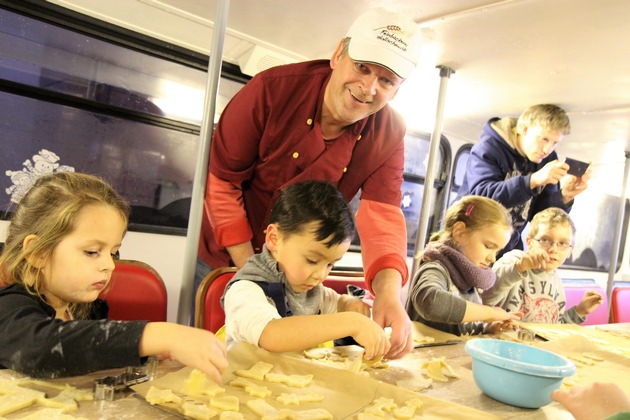 Deutscher Innungsbäcker backt mit Kindern auf dem Berliner Lichtermarkt