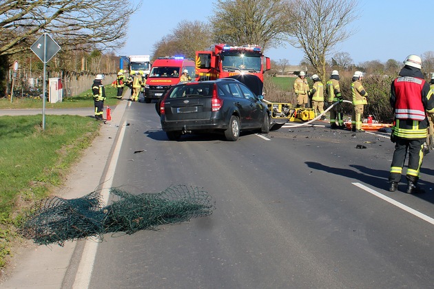 POL-DN: Drei Verletzte bei Frontalzusammensto&szlig; auf der B264 - die Polizei sucht Unfallbeteiligten