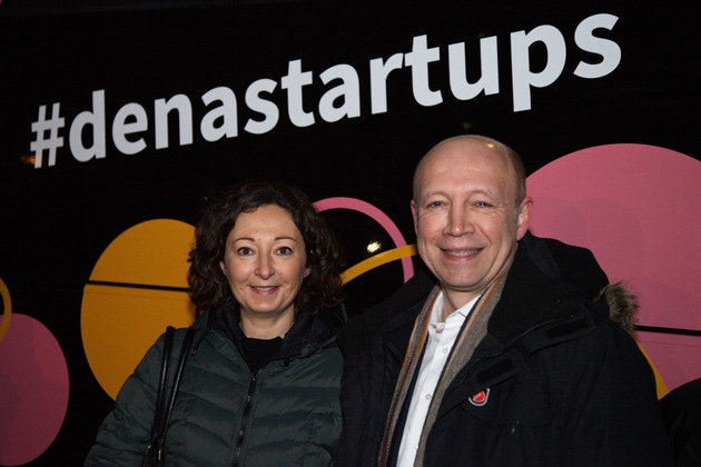 dena-Startup-Bus auf dem Weg zur E-world in Essen / Berliner Startups präsentieren bei der Leitmesse der Energiewirtschaft Erfolg versprechende Geschäftsideen für die Energiewende