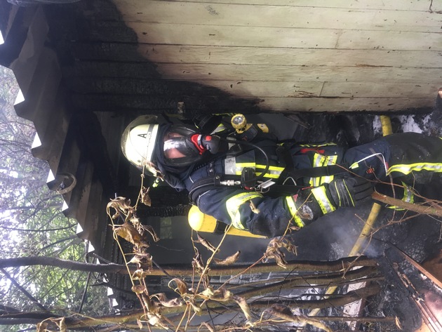 FW Lage: Holzhütte in Vollbrand - 27.06.2017 - 18:55 Uhr