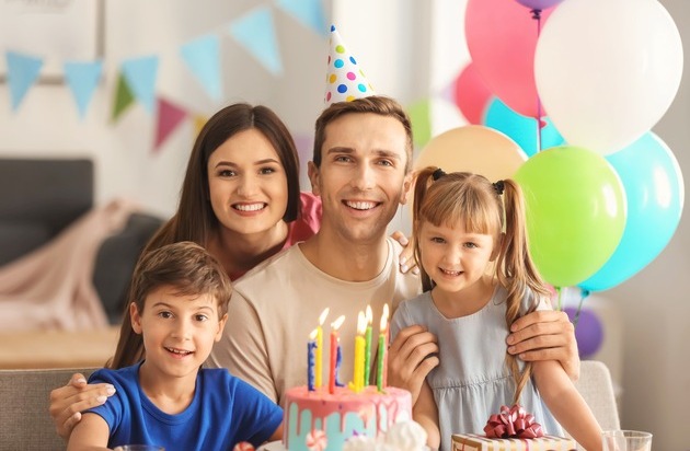CosmosDirekt: Versicherungstipp: Kuriose Versicherungswelt: Wenn alle an Neujahr Geburtstag haben