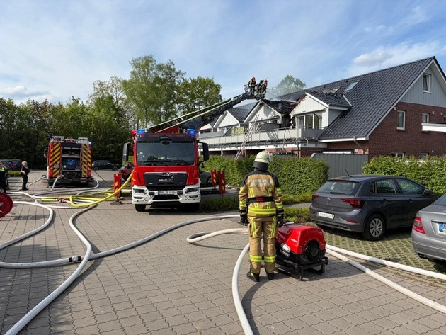 FW-ROW: Dachstuhlbrand in einem Mehrparteienhaus in Rotenburg