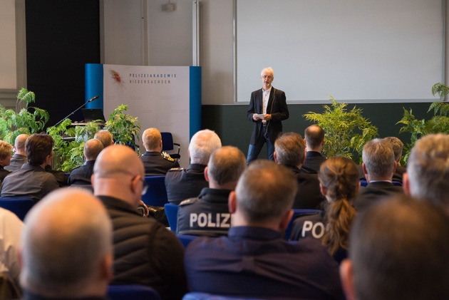 POL-AK NI: Hochrangige Führungskräfte qualifizieren sich an der Polizeiakademie Niedersachsen