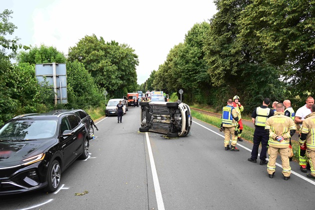 FW Pulheim: Verkehrsunfall auf Landstraße in Brauweiler - Drei Verletzte