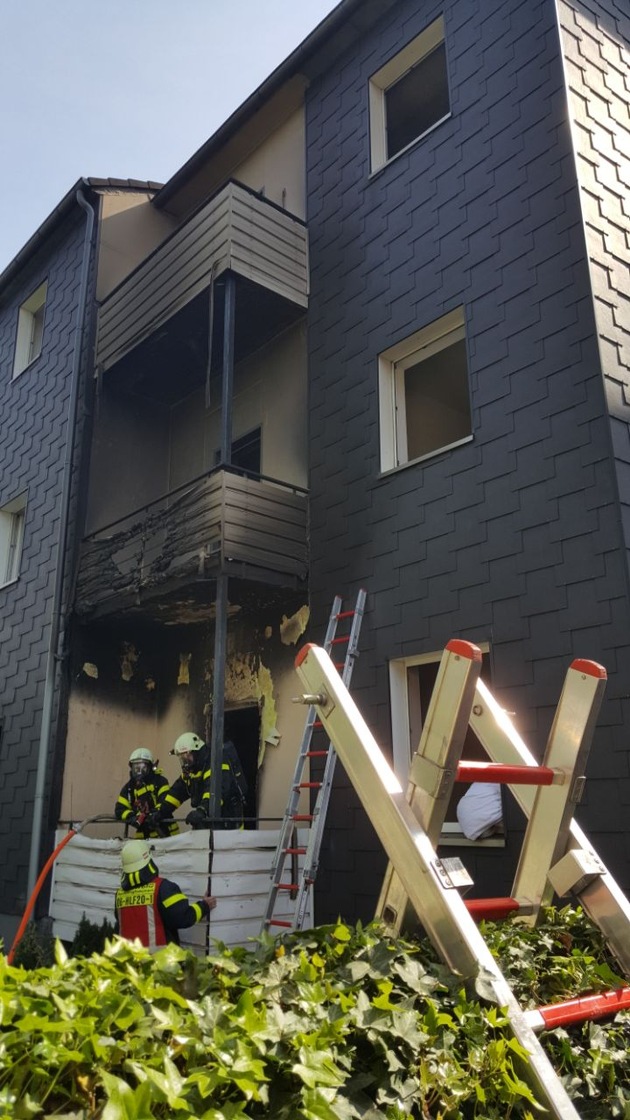 FW-RE: Dramatischer Wohnungsbrand mit Menschenrettung - eine schwerst verletzte Person aus dem 2. OG gesprungen