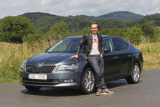 Sprinter testet Flaggschiff: John Degenkolb unterwegs im neuen SKODA Superb (FOTO)