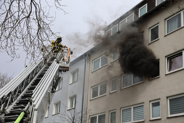 FW-E: Küchenbrand in einem Mehrfamilienhaus - Mieter werden von Bewohnern auf den Brand aufmerksam gemacht