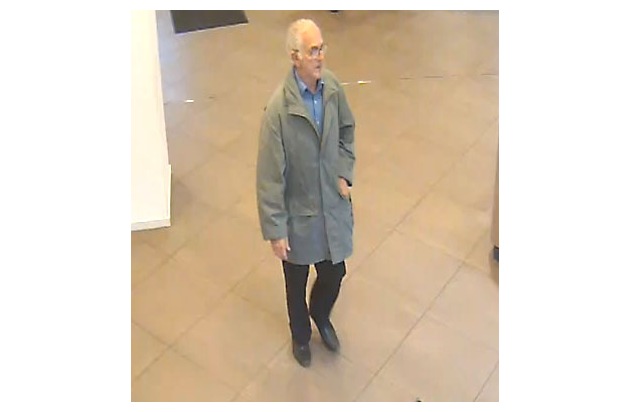 POL-BN: Foto-Fahndung: Unbekannter erbeutet mehrere Tausend Euro mit gefälschten Pässen - Wer kennt diesen Mann?