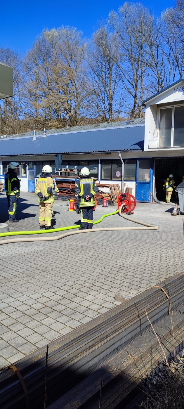 FF Olsberg: Feuer in Metallverarbeitendem Betrieb in Olsberg