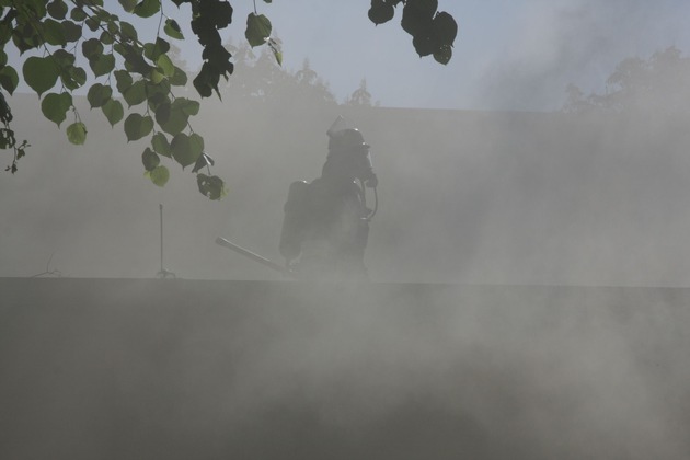 FW-E: Feuer in der Turnhalle des Carl-Humann-Gymnasiums in Essen-Steele