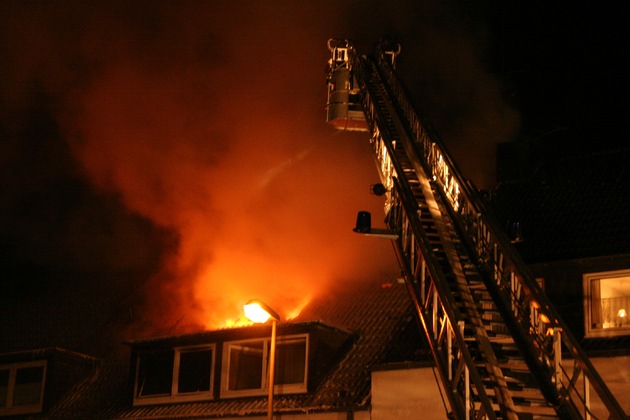 FW-E: Dachstuhlbrand in Mehrfamilienhaus, drei Personen verletzt
