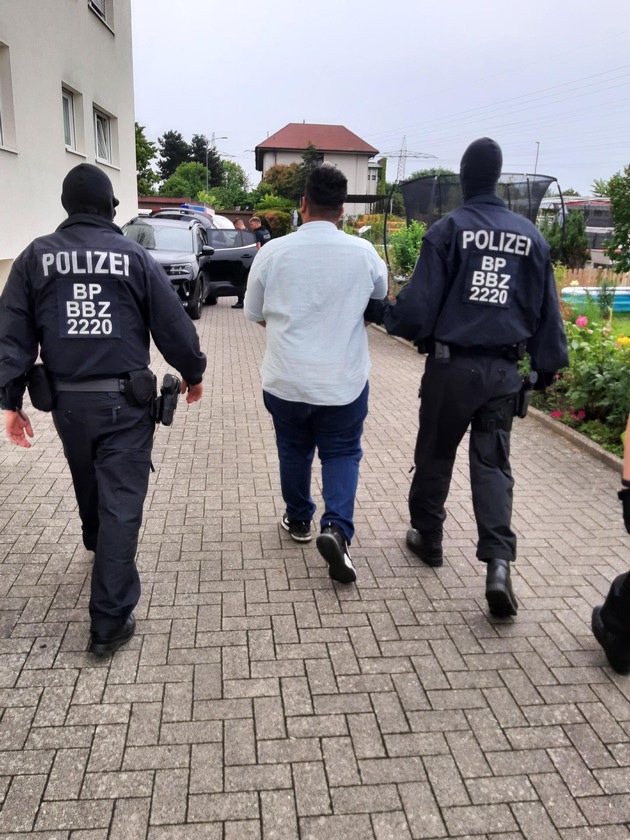 Bundespolizeidirektion München: Erfolgreicher Schlag gegen international agierende Schleuserbande in Deutschland und Österreich