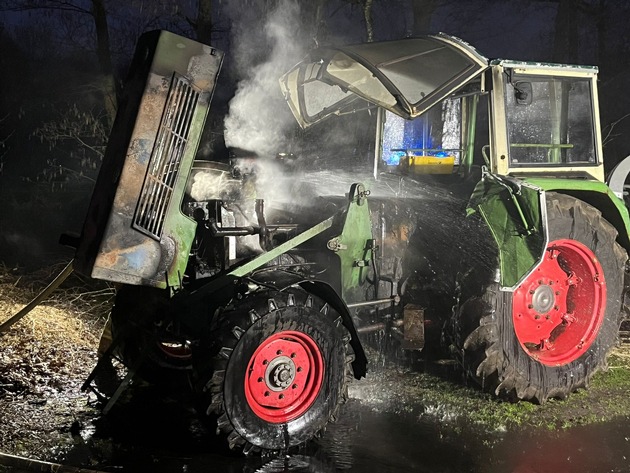 FW-OLL: Traktor f&auml;ngt Feuer