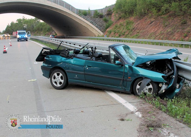 POL-PPWP: Über Fahrbahn geschleudert und in Schutzplanken gekracht