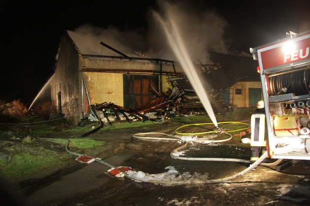 FW-E: Großbrand vernichtet ehemalige Stallung eines bäuerlichen Anwesens
Fischlaken, Harnscheidts Höfe, 23.03.2009, 00.40 Uhr