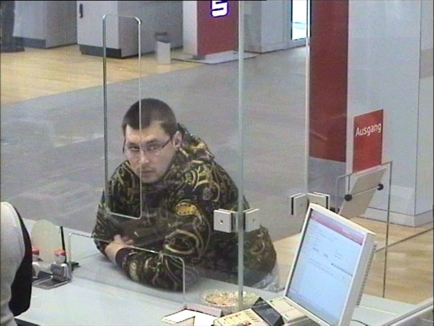 POL-D: Donnerstag, 29. April 2010, 11 Uhr - Banküberfall in Stadtmitte - Polizei veröffentlicht Fotos aus der Überwachungskamera - Bank setzt 2.000 Euro Belohnung aus