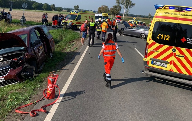 FW Lüchow-Dannenberg: Erneut schwerer Verkehrsunfall in Lüchow-Dannenberg +++ sechs Personen verletzt +++ Feuerwehr, 5 RTW, 2 Notärzte und Rettungshubschrauber im Einsatz