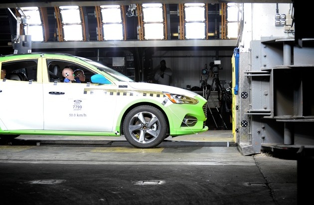 Ford-Werke GmbH: Neuer Ford Focus: 5 Sterne-Top-Ergebnis bei Euro NCAP dank neuer Schlittentestanlage im Ford Crash-Labor