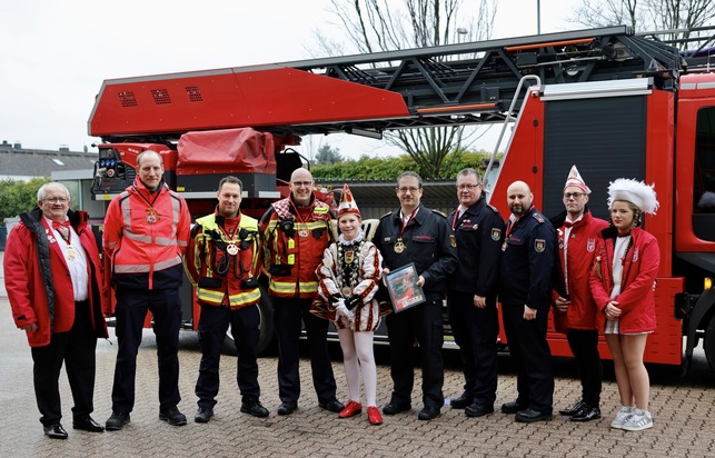 FW D&uuml;ren: F&uuml;r Kinderprinz Tom II. geht es bei der Feuerwehr hoch hinaus