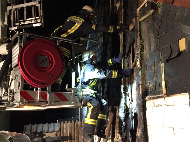 FW-HAAN: Feuer greift auf Wohnhaus über