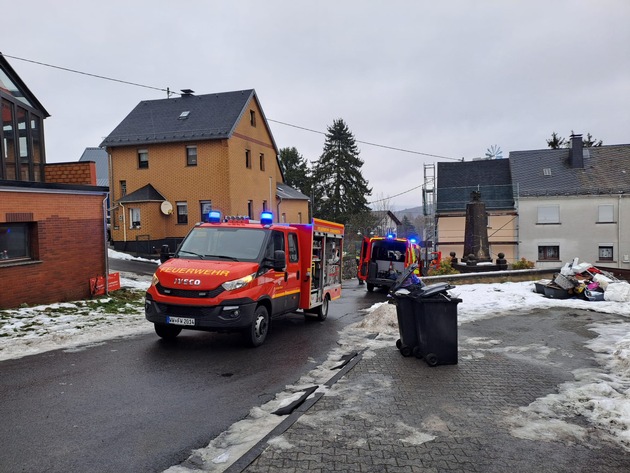 FW VG Westerburg: Wohnhaus nach Zimmerbrand unbewohnbar - Haustiere konnten nicht gerettet werden