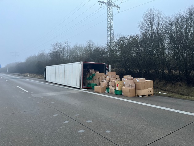 API-TH: Vollsperrung - Lkw kippt auf die linke Fahrzeugseite