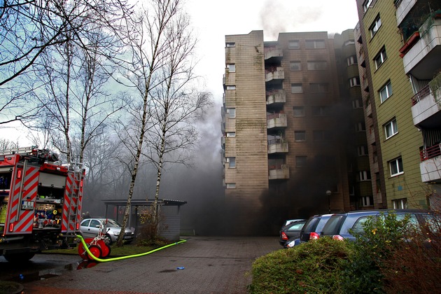 FW-E: Feuer in Tiefgarage in Essen-Bochold, massive Rauchentwicklung, keine Verletzten