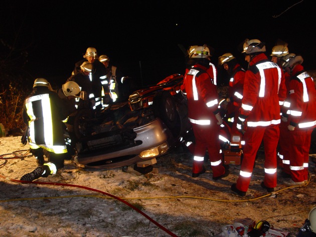 FW-E: Schwerer Verkehrsunfall bei Glatteis