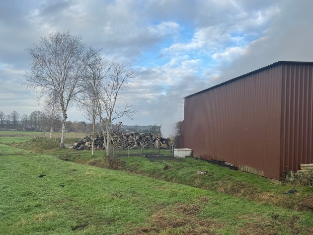 FW-AUR: Hallenanbau brannte aus