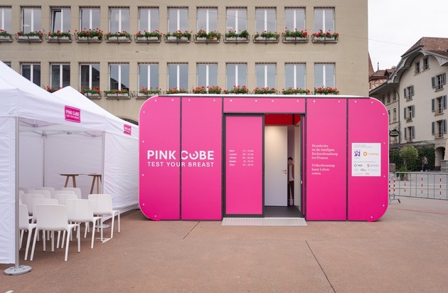 PINK CUBE Test Your Breast: Sag Nein zu Brustkrebs. Sag Ja zur Früherkennung. Brustkrebs-Aufklärungsaktion im PINK CUBE in der Schweiz