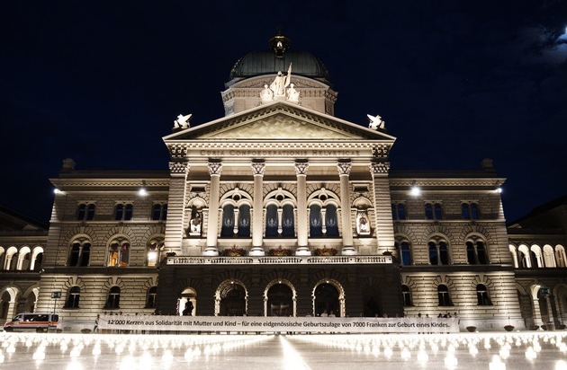 Verein Mamma: Solidaritätsaktion mit 12'000 Kerzen auf dem Bundesplatz