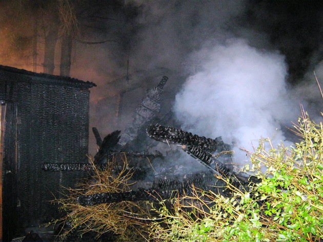 FW-AR: Gartenhütte in Arnsberg durch Brand zerstört