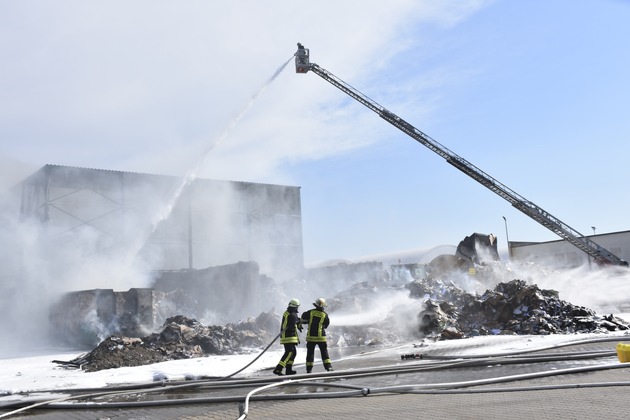 FW-DO: Dortmund-Hafen: Brand in einem Recyclingbetrieb