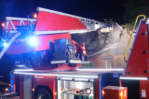 FW-SE: Dachstuhlbrand eines Reetdachhauses in Kaltenkirchen