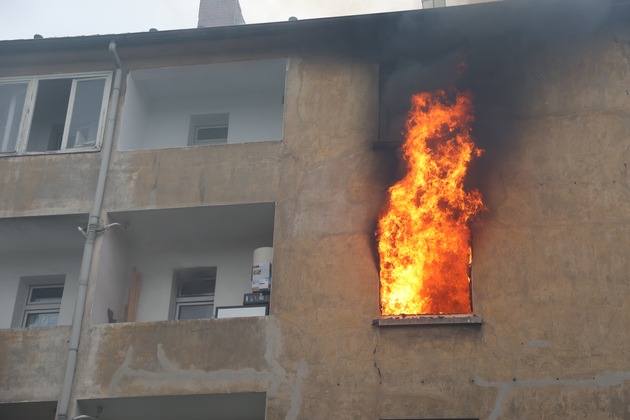 FW-E: Wohnungsbrand in einem Mehrfamilienhaus - Vier Personen über Drehleiter gerettet
