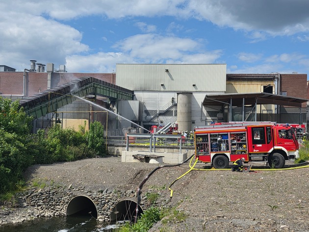 FW-AR: Brennendes Förderband beschäftigt Feuerwehr stundenlang