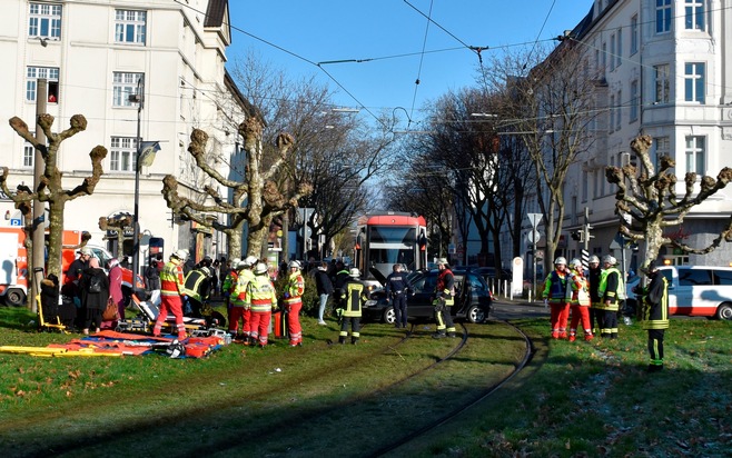 FW-DO: Straßenbahn stößt mit PKW zusammen