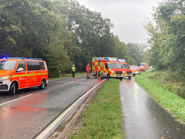 FW Norderstedt: Halloh - PKW im Graben, eine Person und ein Hund gerettet