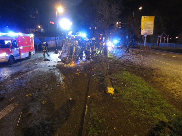 FW-MH: Schwerer Verkehrsunfall mit 2 verletzten Personen