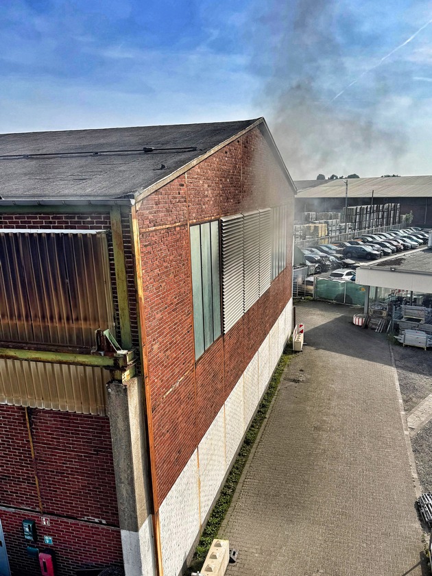 FW-NE: Feuer in einer Lagerhalle | Fr&uuml;hzeitiger Notruf verhindert Gro&szlig;brand