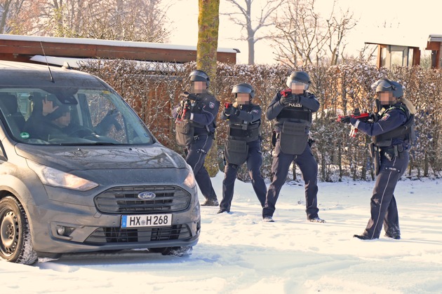 POL-HX: Groß-Übung der Polizei in Brakel: Einsatzkräfte überwältigen vermeintlichen Angreifer
