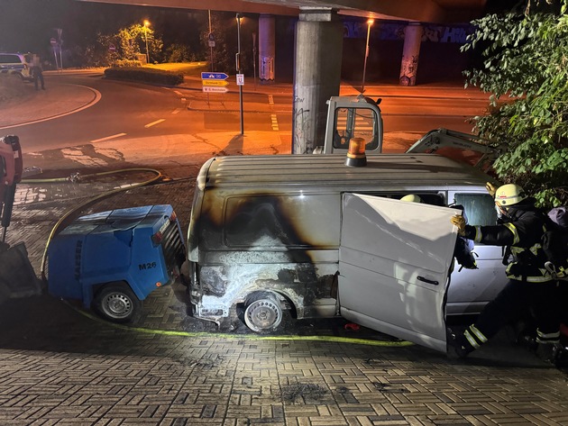 FW-EN: Drei Einsätze an einem Tag - Kleintransporter brannte unter der Brücke der B 54