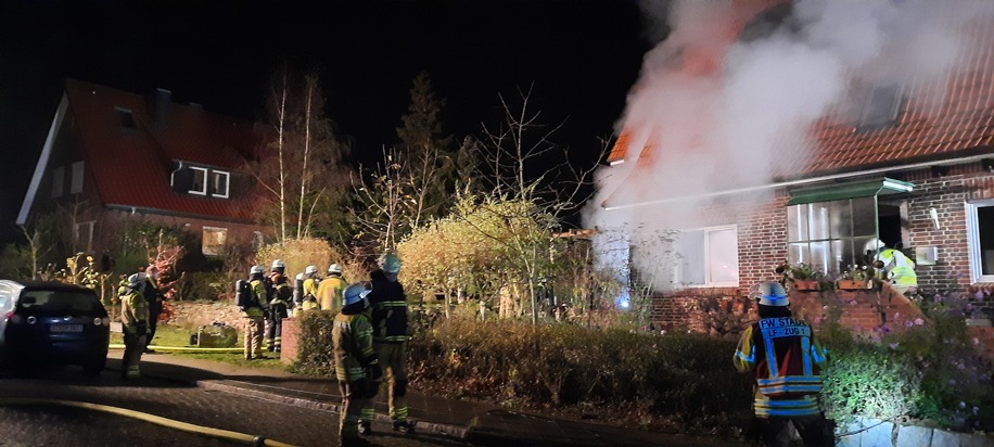 POL-STD: Feuer in Einfamilienhaus in Stade, Unbekannte Brandstifter versuchen Auto in Buxtehude anzustecken - Polizei kann mit Feuerlöscher größeren Schaden verhindern, Einbrecher in Buxtehude