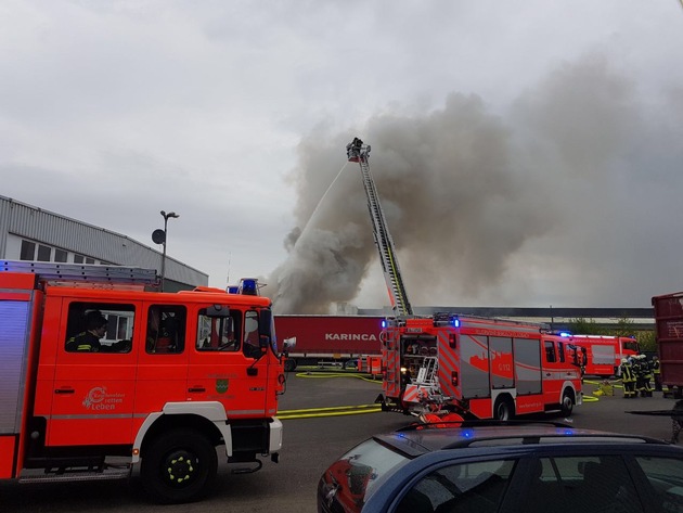 FW-GL: Mittelbrand in Industriegebiet im Stadtteil Gronau von Bergisch Gladbach