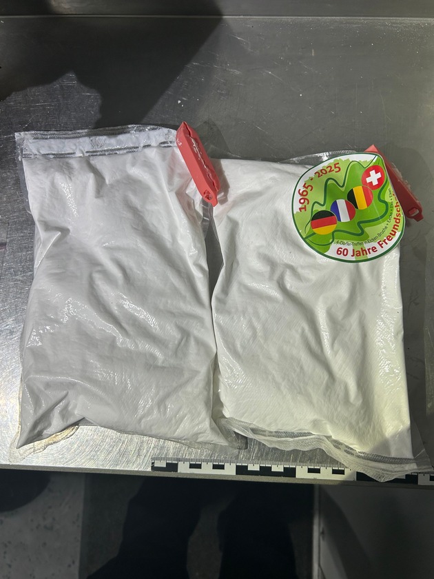 HZA-KA: Drogenversteck in Reserveradmulde aufgedeckt / Drei Tatverdächtige mit zwei Kilogramm Amphetamin und weiteren Betäubungsmitteln festgenommen